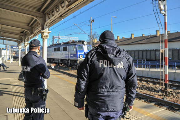 Policjanci pomogli schorowanemu mężczyźnie wrócić do Czech