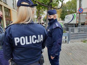 dwie policjantki w trakcie czynności służbowych