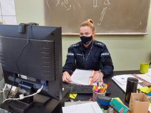 policjantka prowadzi spotkanie online z młodzieżą