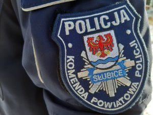 plakietka z herbem powiatu słubickiego oraz napisem Komenda Powiatowa Policji w Słubicach