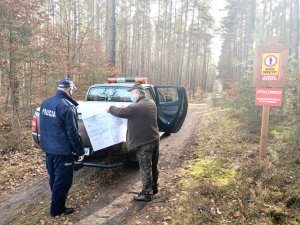 policjant ze strażnikiem leśnym w trakcie wspólnych działań