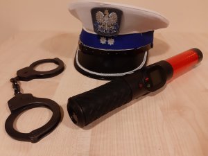 urządzenie do badania stanu trzeźwości, czapka policyjna oraz kajdanki