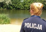 policjantka nad jeziorem w trakcie kontroli letniej