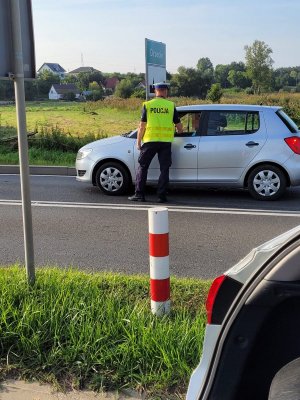 policjant wykonuje badanie stanu trzeźwości kierowcy