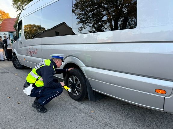 Policjanci kontrolują autokary. Dzieci bezpiecznie jadą do celu