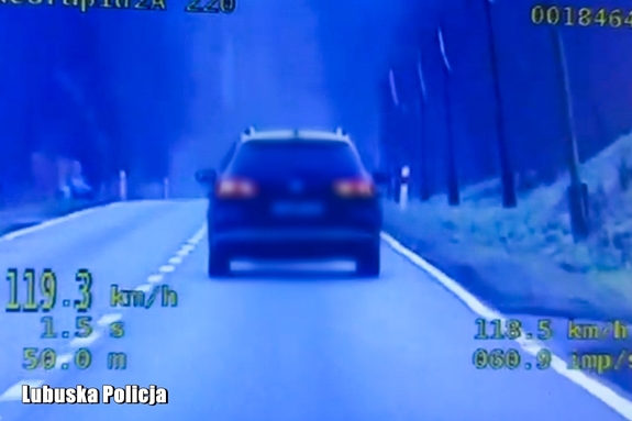 Kierowca osobówki jechał 119 km/h w terenie zabudowanym. Niebezpieczną jazdę przerwali policjanci