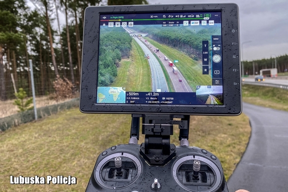 Bezpieczeństwo na autostradzie zapewniamy także z powietrza. Policyjny dron przeciw łamiącym przepisy