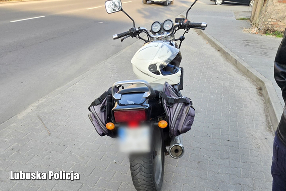 Jechał motocyklem bez uprawnień i na zakazie. 43-latek zatrzymany przez policjantów