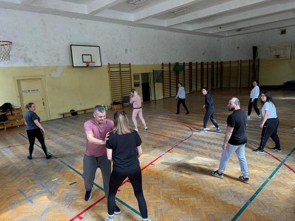 Broniły się przed atakiem napastnika, kurs samoobrony z policyjnym instruktorem