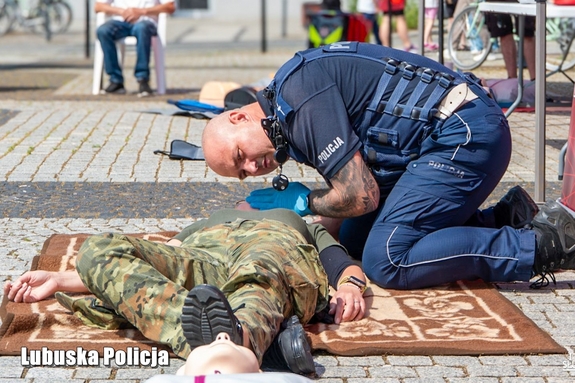 W ratowaniu życia liczy się każda sekunda! Policjanci szkolili mieszkańców z udzielania pierwszej pomocy