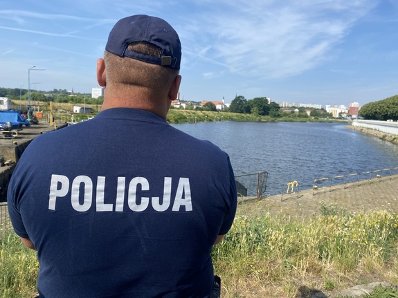 Nie dajmy się upałom, zachowajmy rozsądek! Dzielnicowi kontrolują akweny wodne.