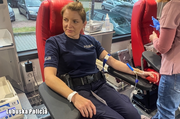 Policjanci wzięli udział w wakacyjnej zbiórce krwi i podzielili się płynem ratującym życie