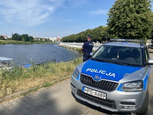Nie dajmy się upałom, zachowajmy rozsądek! Dzielnicowi kontrolują akweny wodne.