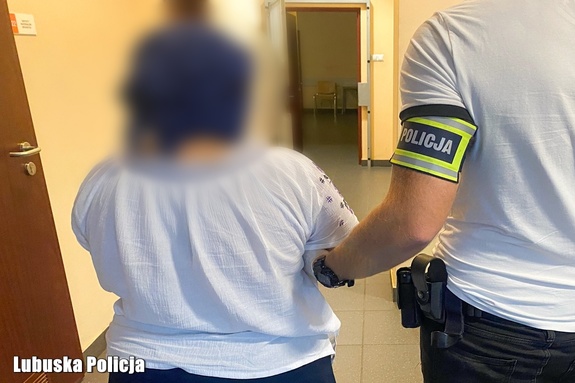 Fałszywa biżuteria za prawdziwe pieniądze – policjanci zatrzymali 43-letnią oszustkę
