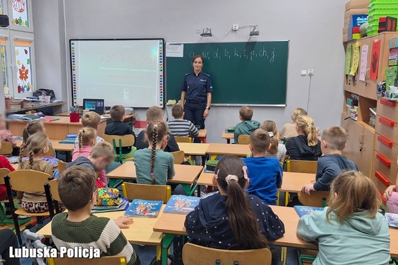 Policjanci promują zasady bezpieczeństwa wśród najmłodszych