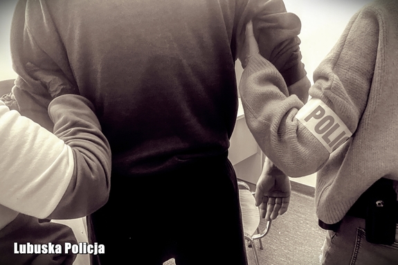 Przywłaszczył kartę bankomatową, którą później płacił za zakupy. 53-latek usłyszał zarzuty