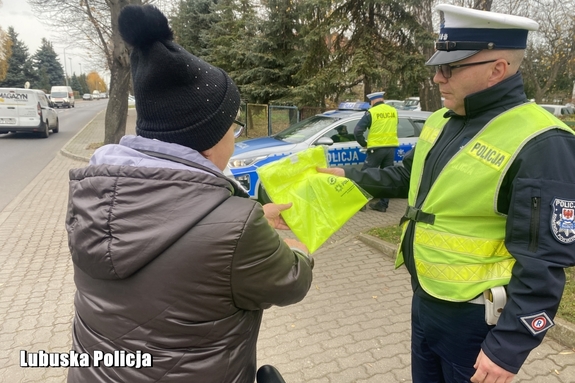 Policjanci dbają o widoczność mieszkańców