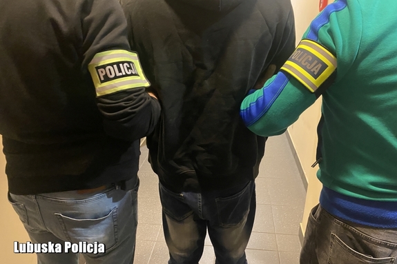 Policjanci odnaleźli busa hospicjum – trzech mężczyzn z zarzutami