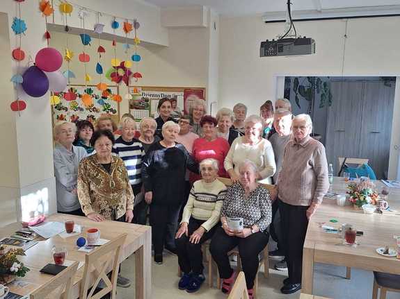 POLICJANCI SPOTYKAJĄ SIĘ Z SENIORAMI TŁUMACZĄC, ŻE FAŁSZYWY TELEFON TO ZAGROŻONE OSZCZĘDNOŚCI.
