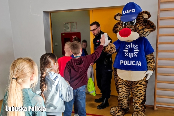 Policjanci rozmawiają z młodymi ludźmi o bezpieczeństwie