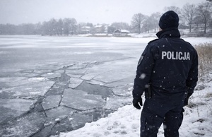 policjant na tle zamarzniętego jeziora