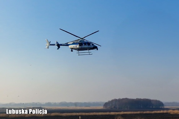 Śmigłowiec, drony i psy tropiące. Służby poszukują 20-letniego mieszkańca Pamięcina