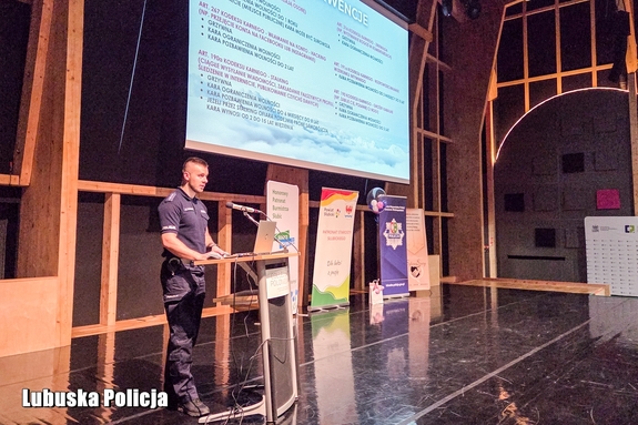 Policjanci rozmawiali z młodzieżą o hejcie